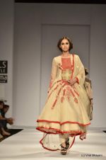 Model walk the ramp for Vineet Bahl Show at Wills Lifestyle India Fashion Week 2012 day 4 on 9th Oct 2012 (85).JPG